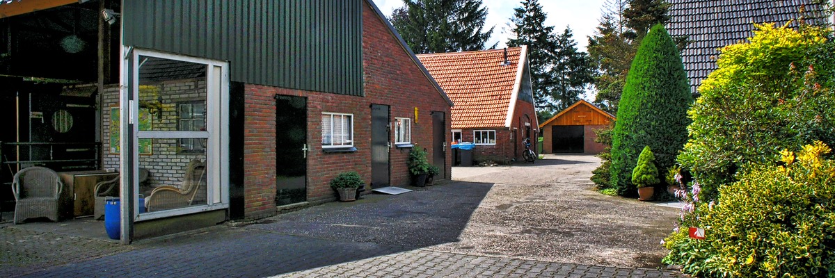 Camping Koelert - Entree 5- Oprit naar Camping 2 - Paardenstallen en Recreatieschuur